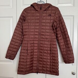 Women Beautiful North face thermoball xs parka. Dusty rose mauve color.